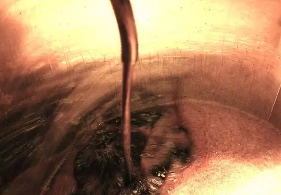 將葡萄酒轉(zhuǎn)移到橡木桶或不銹鋼桶時(shí),酒糟會(huì)被完全隔離